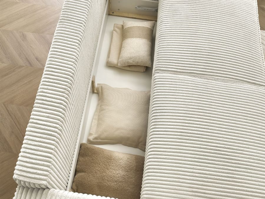 Ouverture du canapé Chelsea montrant l'espace de rangement intérieur avec coussins et bedding