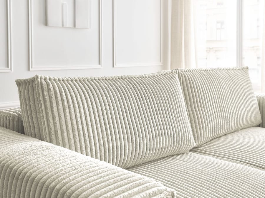 Gros plan des coussins de dossier et de l'assise du canapé Chelsea en tissu blanc rayé