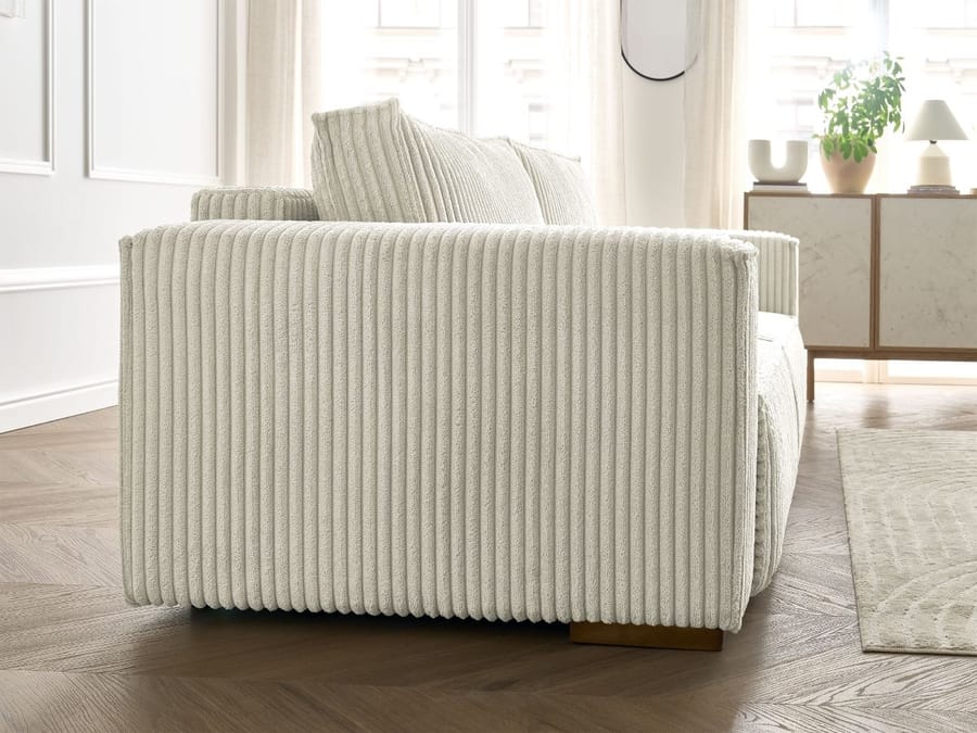Canapé Chelsea blanc en tissu rayé dans un salon clair avec fenêtres et décoration minimaliste
