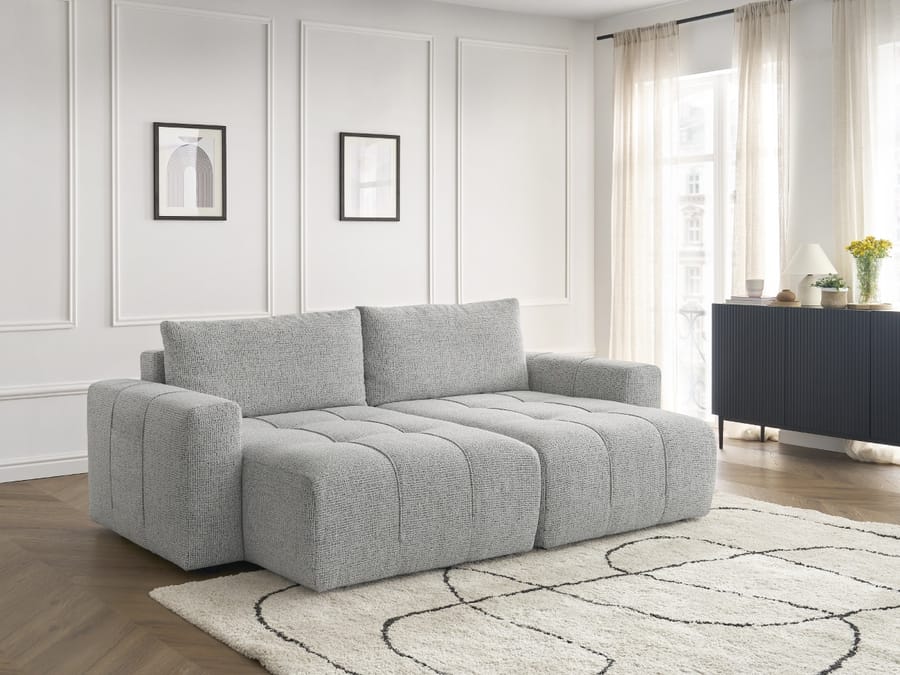 Canapé Arsène gris clair avec méridienne dans salon blanc clair avec commode noire.