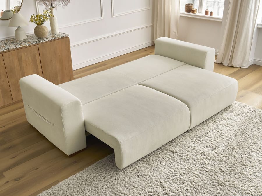Canapé Sidonie convertible beige déplie en lit, matelas visible, intérieur clair