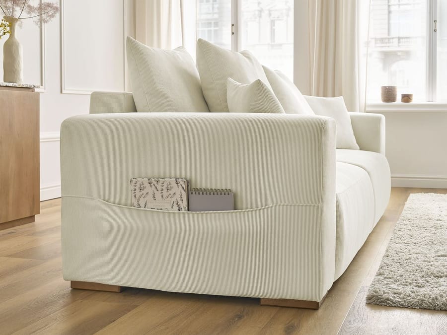 Canapé Sidonie beige avec rangement ouvert dans l accoudoir, objets dedans