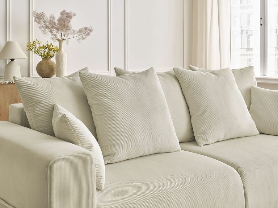 Gros plan coussins Sidonie beige texture fine, vue depuis assise canapé