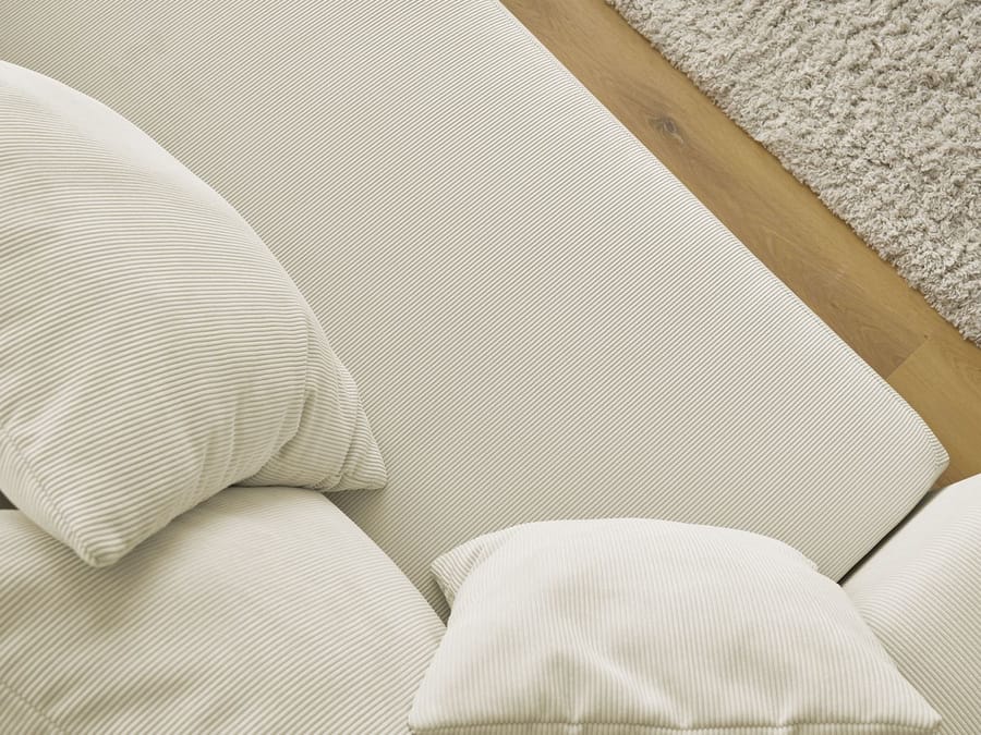 Gros plan matière textile nervurée beige du canapé Sidonie, coutures visibles