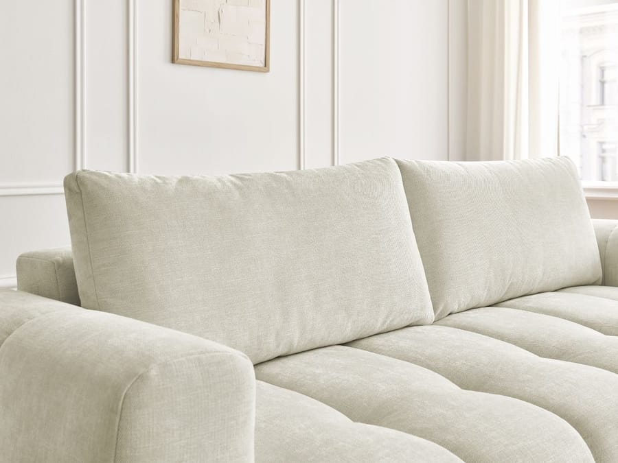 Détail des coussins et de l'armature du canapé Fuji en tissu beige.