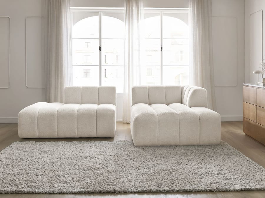 Deux modules du canapé Annecy blanc cassé disposés face à face dans un salon