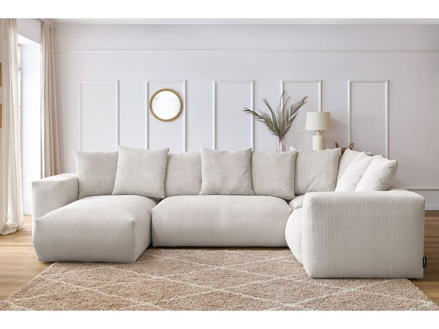 Canapé Voltaire d'angle en tissu beige clair dans un salon blanc avec décoration minimaliste
