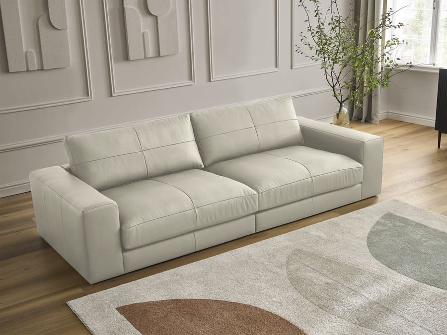Canapé Leonard trois places beige dans un intérieur classique avec fenêtre