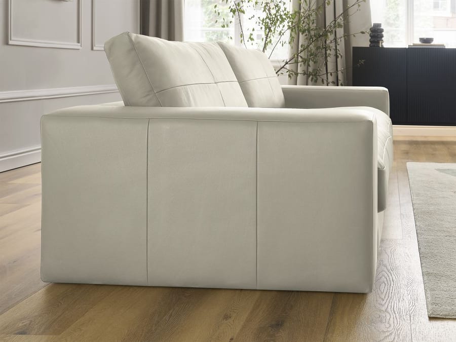 Vue latérale du canapé Leonard beige montrant son accoudoir et sa profondeur