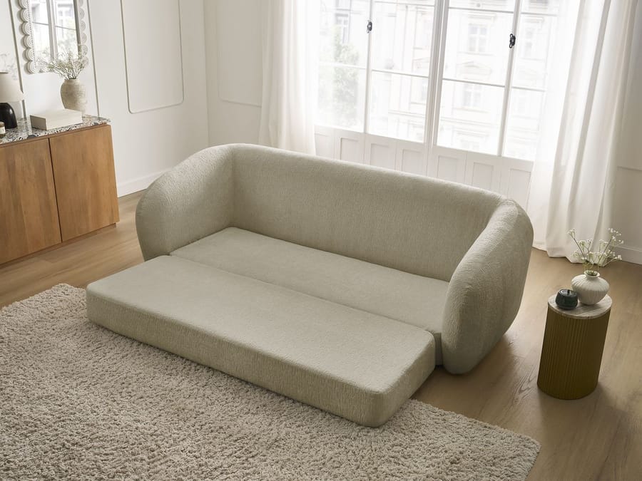 Canapé Neyo beige transformé en lit avec le matelas déplié visible.