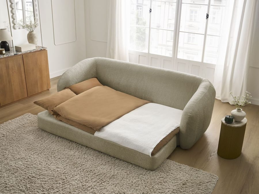 Canapé Neyo convertible beige en lit avec deux matelas de couleurs différentes dépliés.