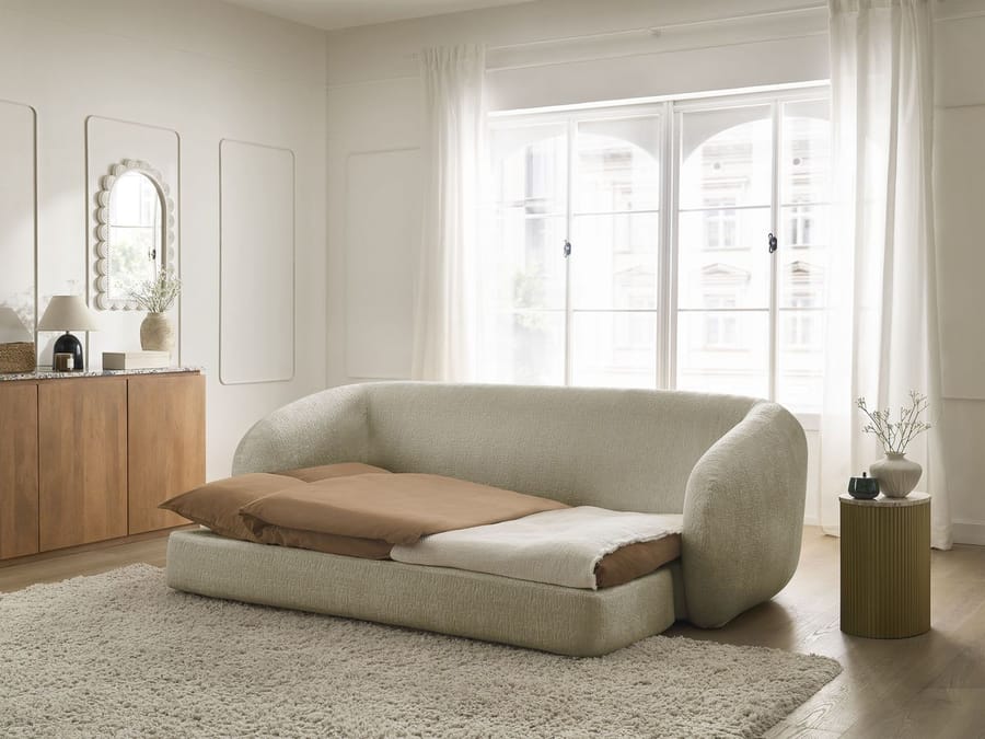 Canapé Neyo beige convertible en lit montrant le système de dépliage du matelas.