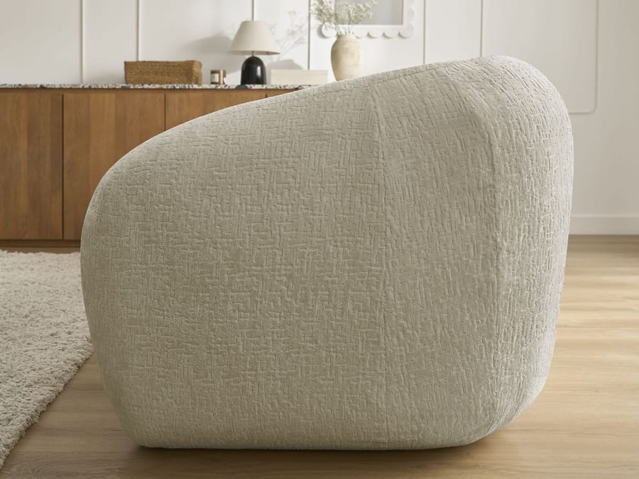 Canapé Neyo en tissu beige vu de profil montrant sa profondeur et ses formes arrondies.
