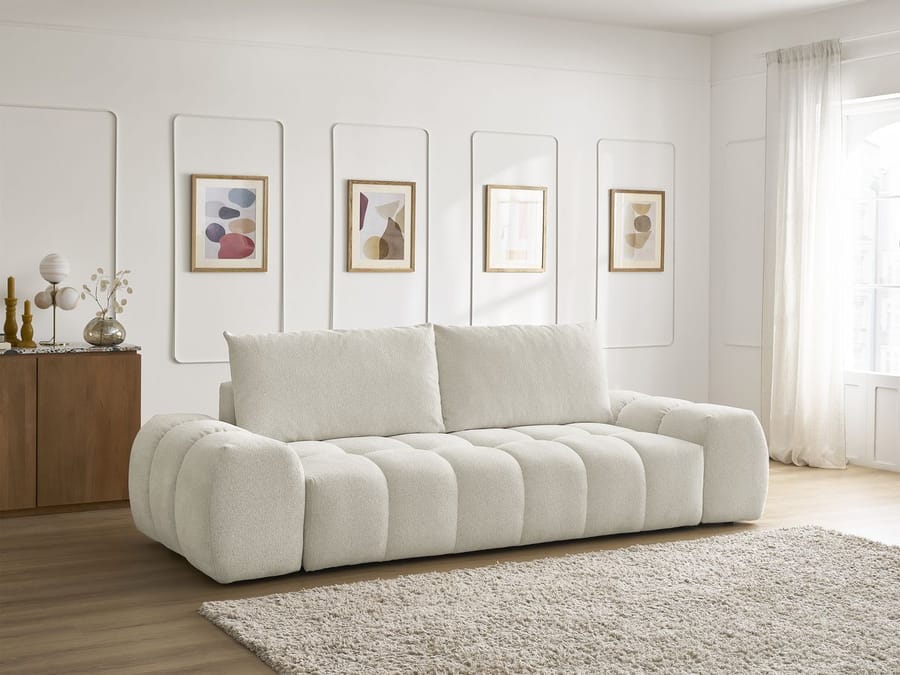 Canapé Everest beige dans salon lumineux avec commode bois et cadres.