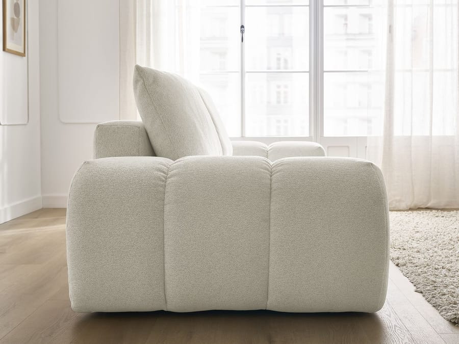 Canapé Everest beige vu de profil arrière, montrant la hauteur et la profondeur.