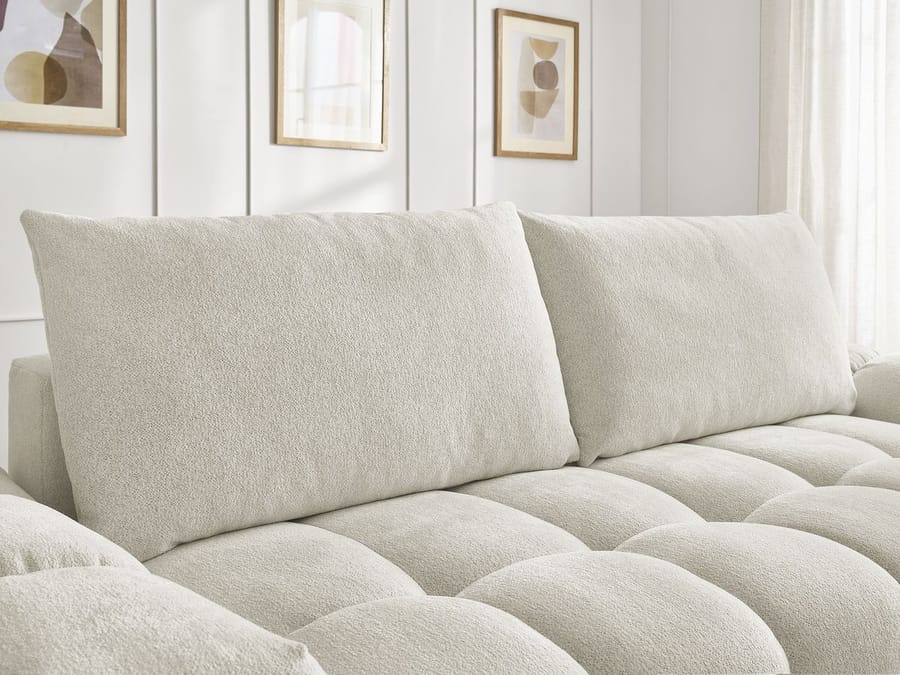 Gros plan sur les coussins de dos du canapé Everest en tissu beige clair.