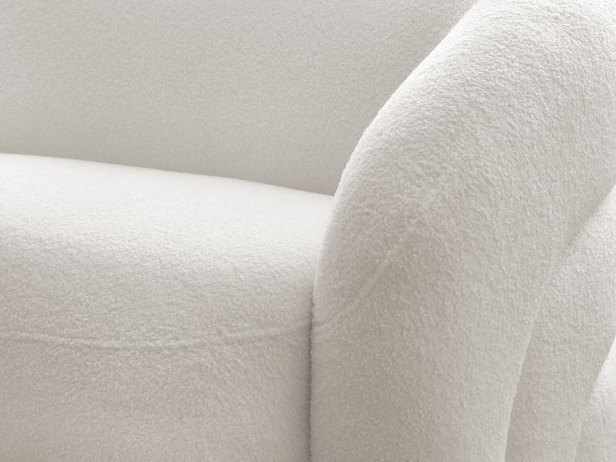 Gros plan sur la texture du tissu blanc du canapé Elina et les coutures.