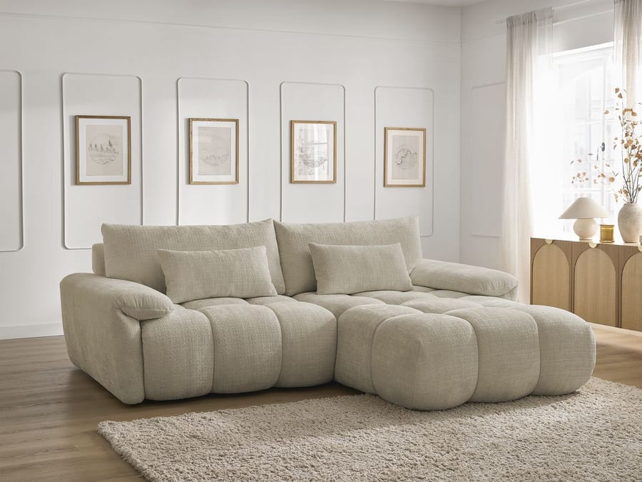 Canapé Ivane d'angle en tissu beige, vue d'ensemble de trois quarts.