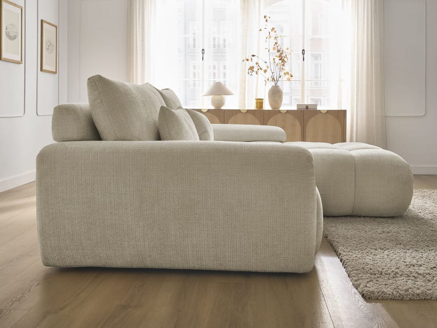 Canapé Ivane d'angle en tissu beige, vue de profil arrière montrant la profondeur.
