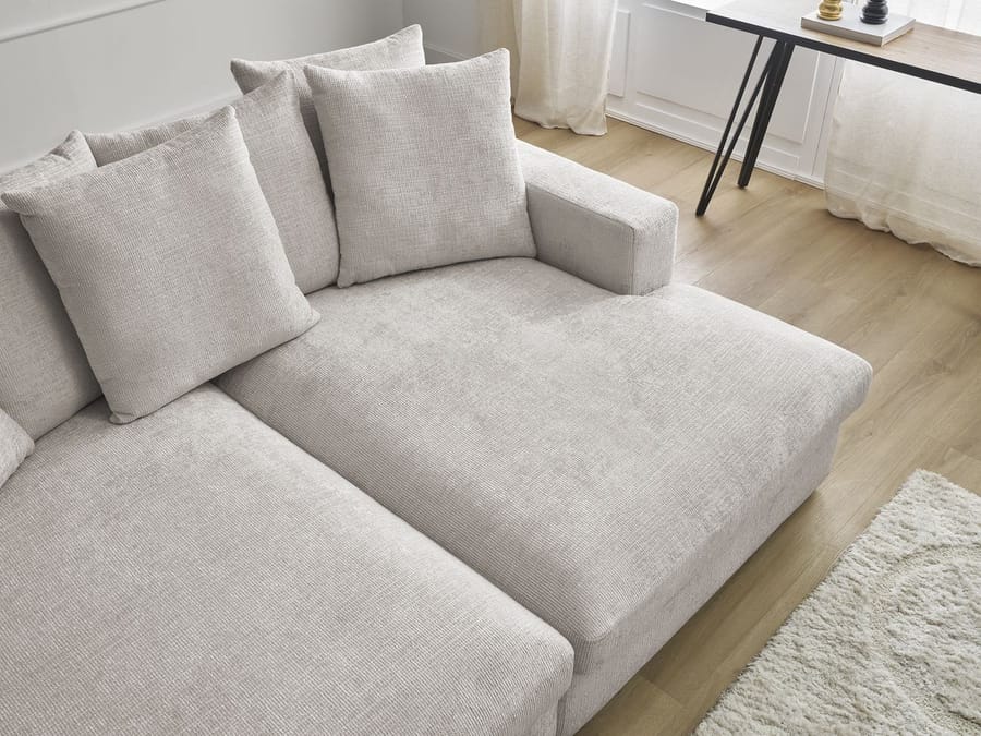 Gros plan canapé Siméon gris clair montrant l'assise et les coussins