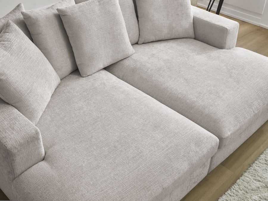 Détail canapé Siméon tissu gris avec les coussins de dos et accoudoir
