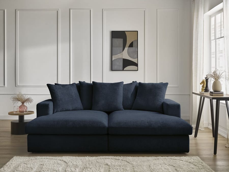 Canapé Siméon bleu marine avec coussins assortis dans un salon blanc