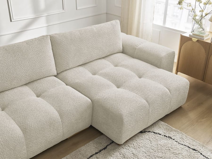 Gros plan du canapé Anakin montrant les coussins gonflés et la texture du tissu.
