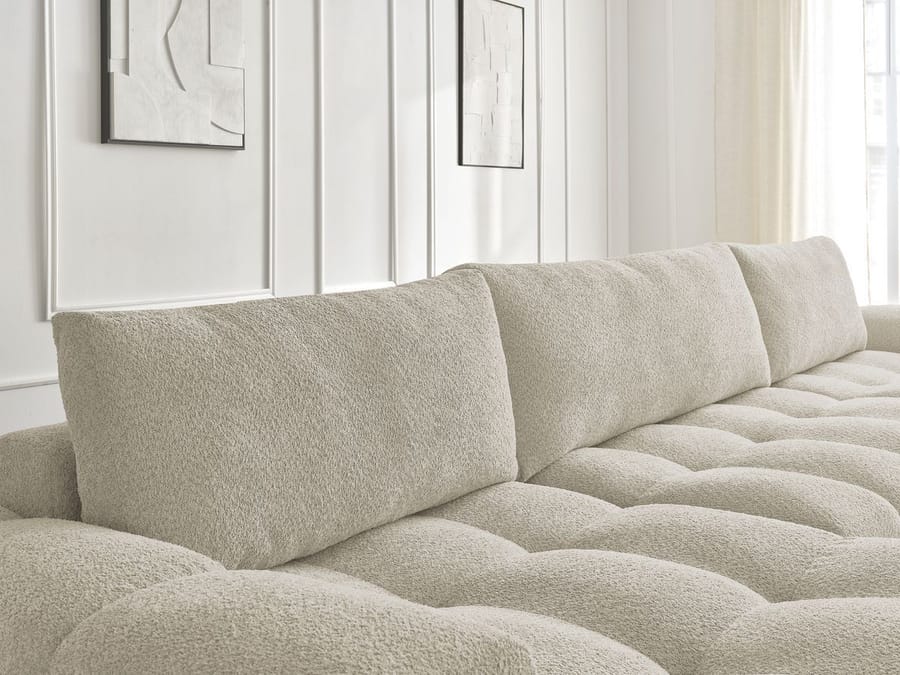 Gros plan des coussins gonflés et des accoudoirs arrondis du canapé Anakin.