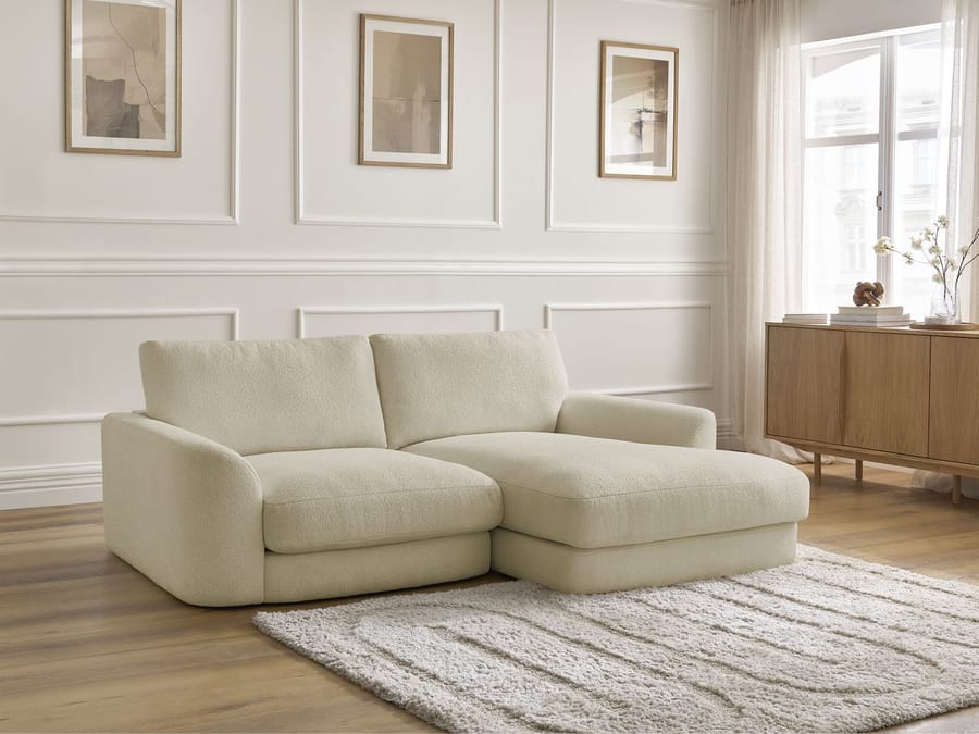 Canapé Léonore écru en angle fixe devant murs blancs avec commode en bois