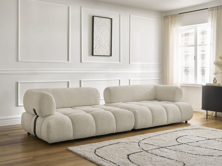 Canapé Alya en tissu beige vu de face dans un intérieur blanc et lumineux.
