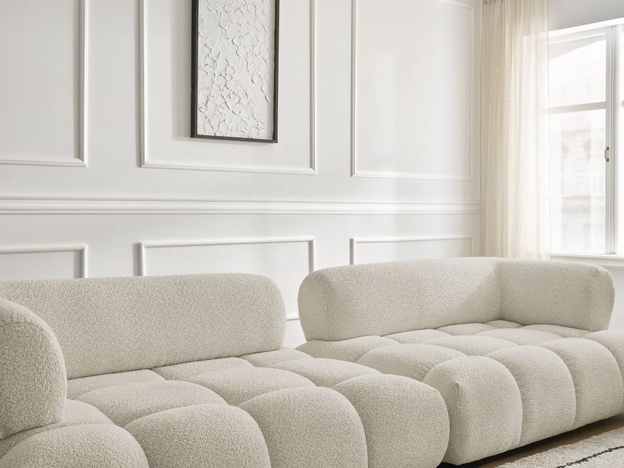 Gros plan des modules arrondis et du rembourrage bombé du canapé Alya beige.