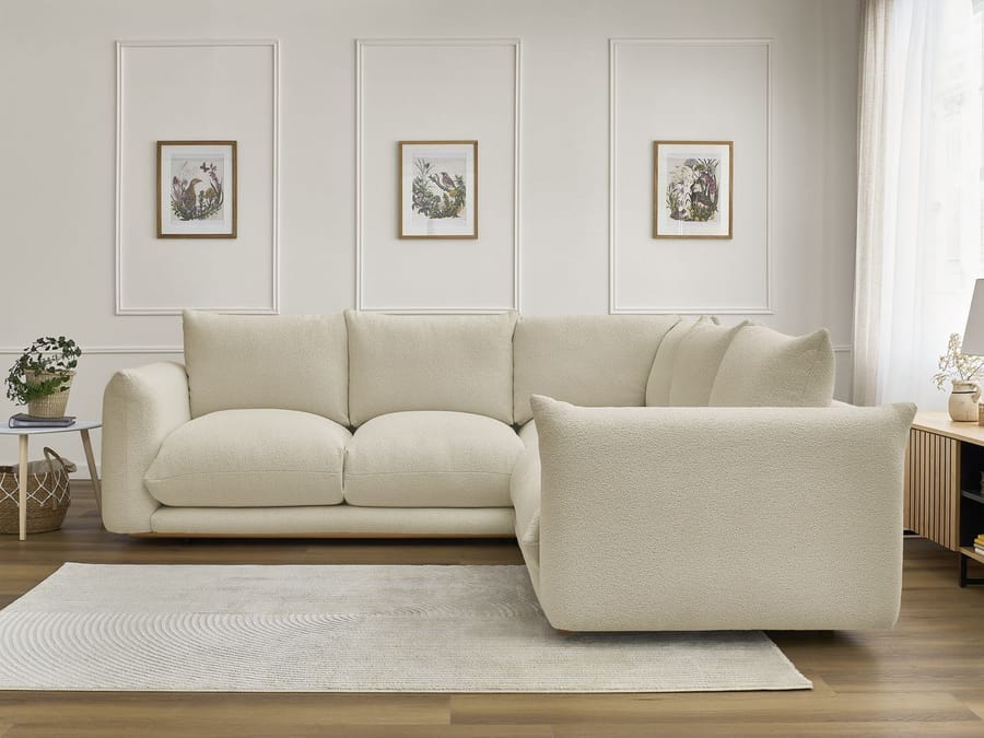 Canapé Ernest d'angle écru dans un salon clair avec mur lambrissé blanc