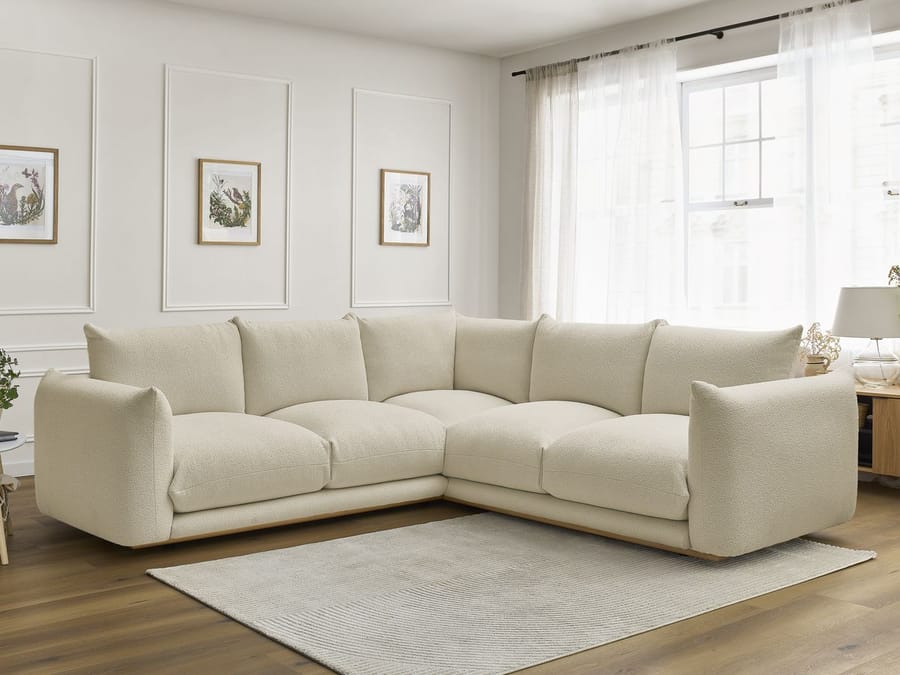 Canapé Ernest d'angle en tissu écru dans un salon blanc avec parquet