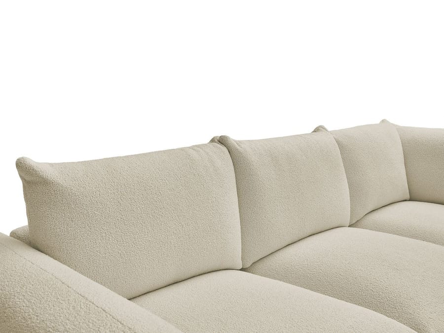 Gros plan sur les coussins et accoudoirs du canapé Ernest en tissu écru