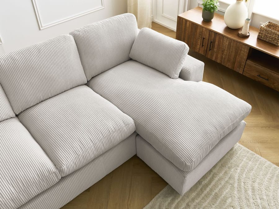 Gros plan sur les coussins et la structure du canapé Belair angle gris