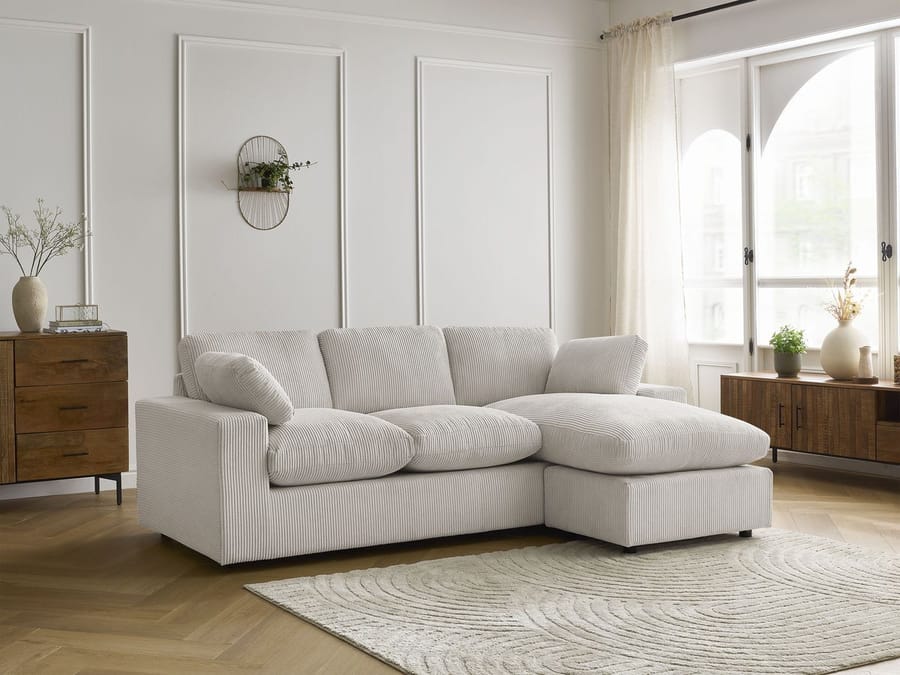 Canapé Belair angle gris clair dans intérieur salon avec mobilier bois clair