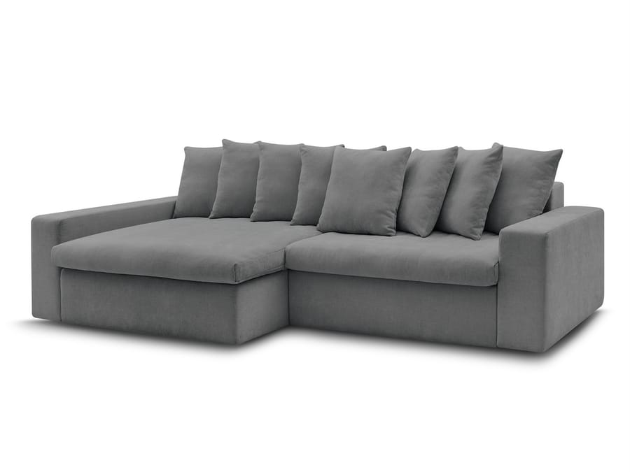 Canapé d'angle Enore en tissu gris, vue de trois quarts montrant les proportions du canapé.