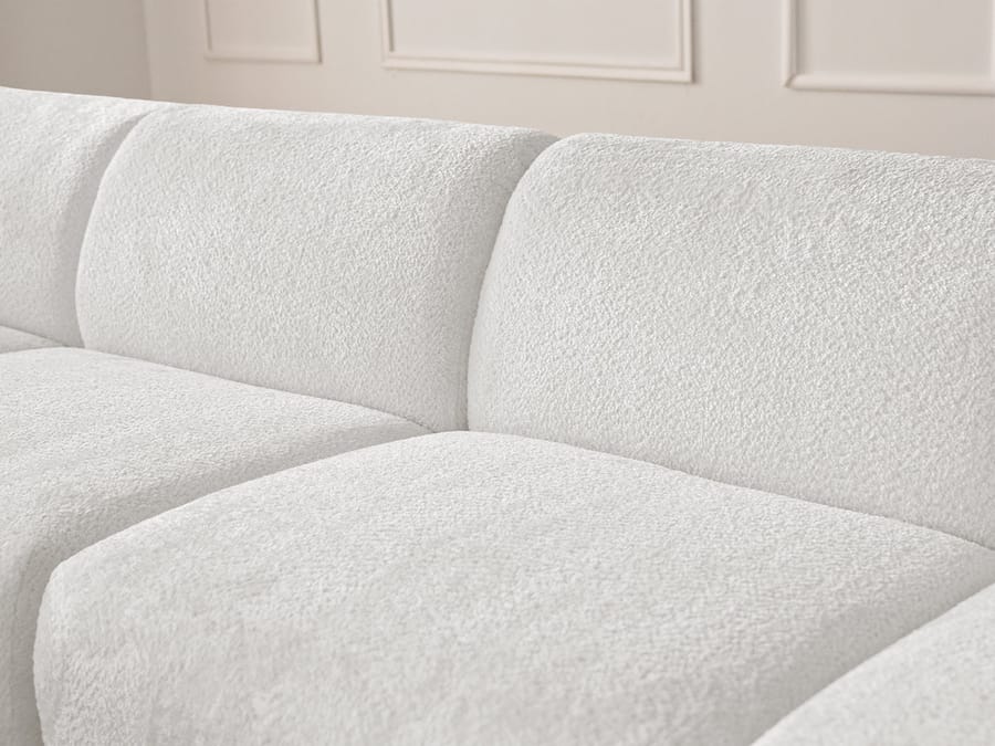 Détail du tissu blanc et des coutures du canapé Anda, zoom sur l'assise