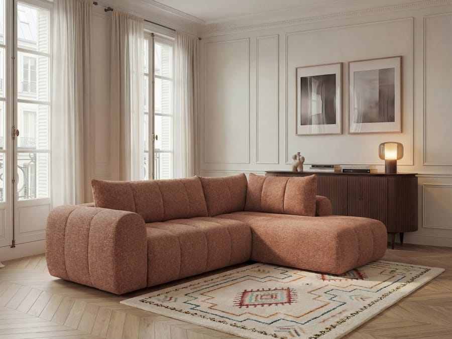 Canapé Nesty d'angle en tissu terracotta dans un salon blanc avec console