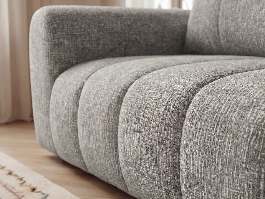 Gros plan sur le dossier du canapé Nesty en tissu gris avec coutures saillantes