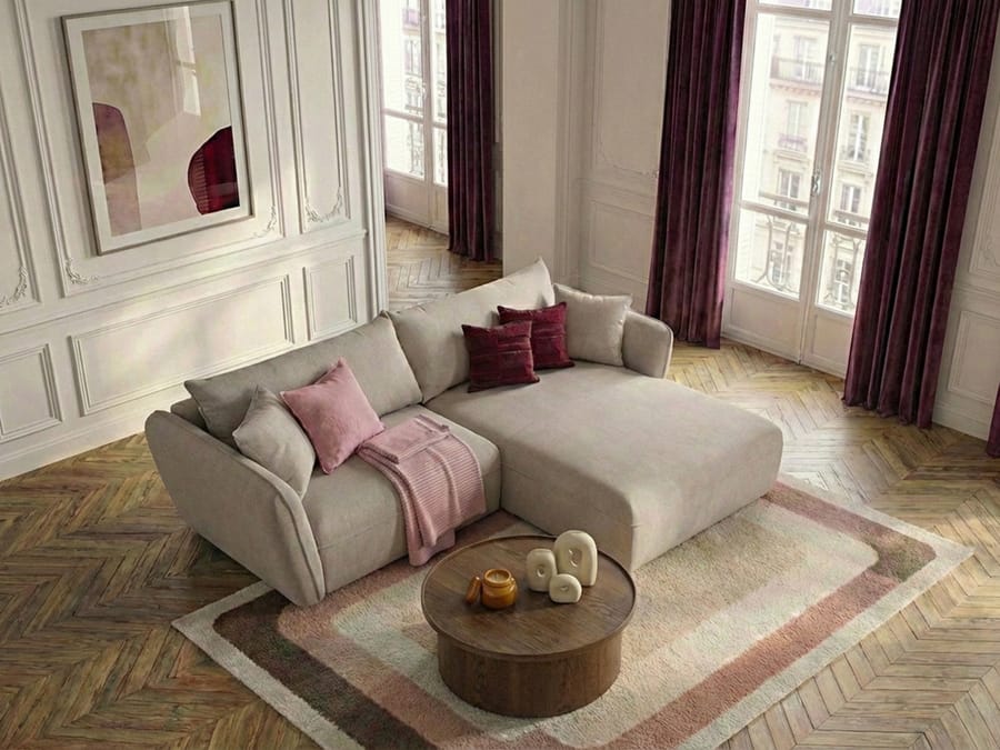 Canapé Luigi angle beige taupe, coussins rose et bordeaux, table bois, salon classique