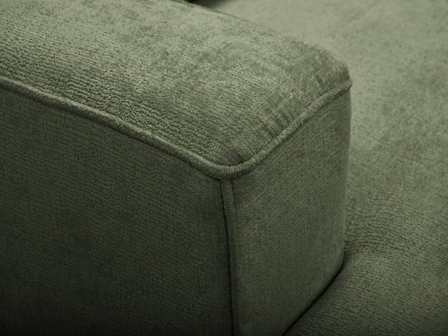 Gros plan sur le tissu vert du canapé Twiny montrant la texture et les coutures