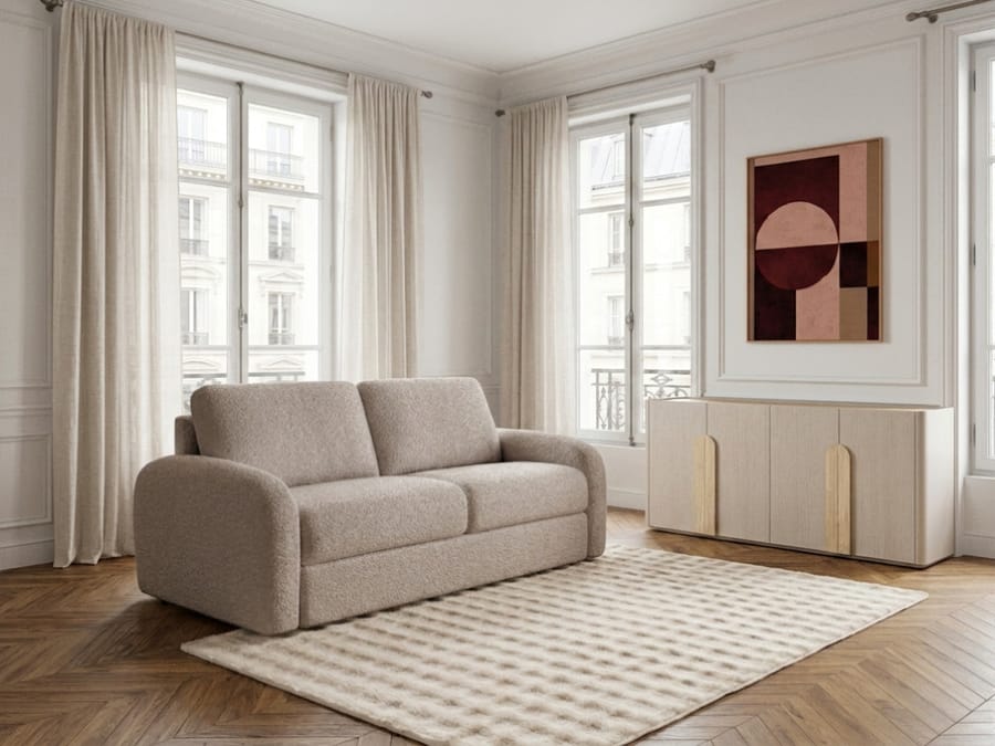 Canapé Kenan beige vu de trois quarts dans un salon, montrant sa profondeur et ses formes.