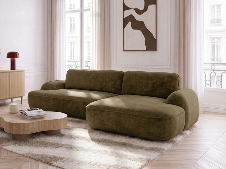 Canapé Céleste angle en velours kaki dans salon classique avec table basse bois