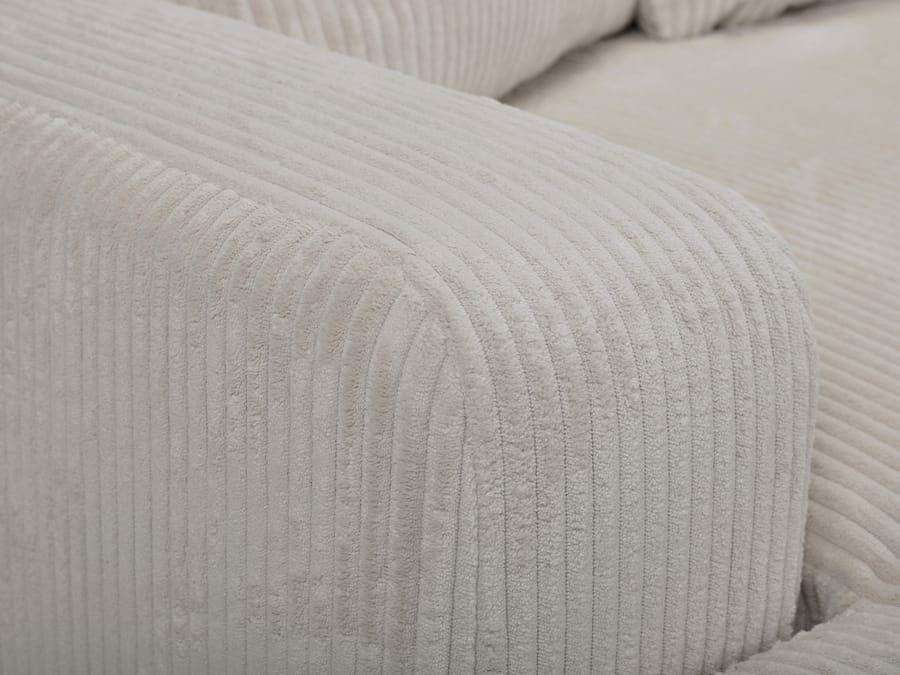 Gros plan du revêtement côtelé beige du canapé Campi montrant la texture.