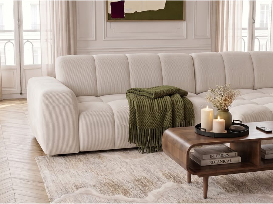 Canapé Théo en tissu beige, vu de profil, détail des coussins et accoudoirs arrondis