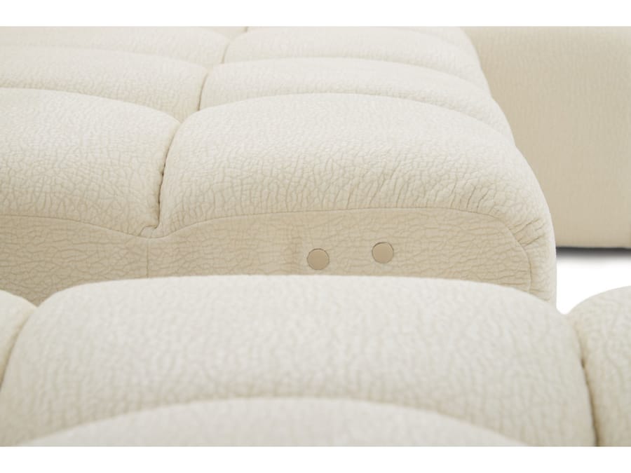 Gros plan de la matière tissu beige du canapé André avec texture et coutures visibles