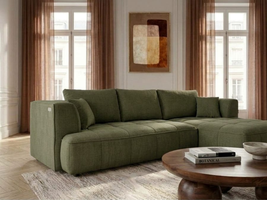 Canapé Clovis d'angle kaki en tissu dans un salon blanc avec parquet