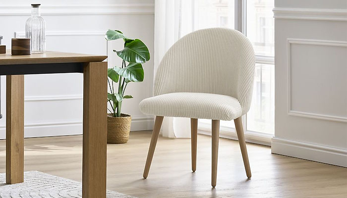 Chaises en bois et tissu