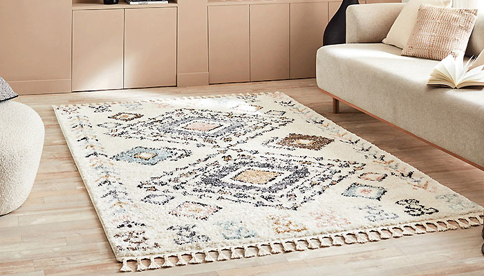 Tapis ethnique - tons naturels et motifs traditionnels